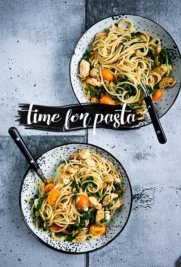Makaron spaghetti ze szpinakiem pomidorkami i serem feta
