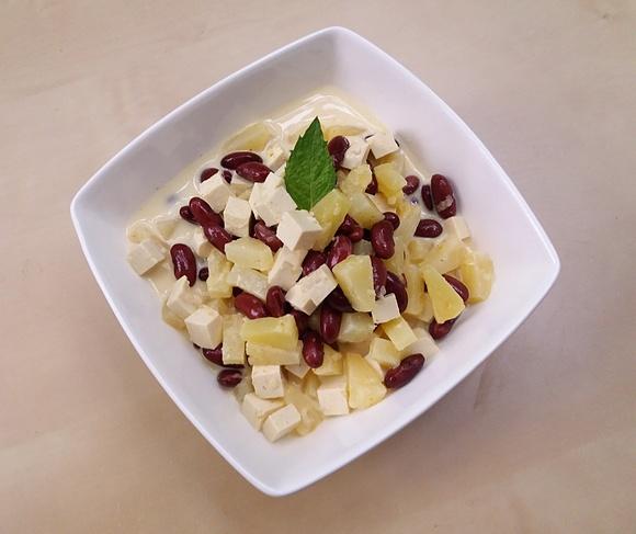 Sałatka z ananasem, tofu i czerwoną fasolą