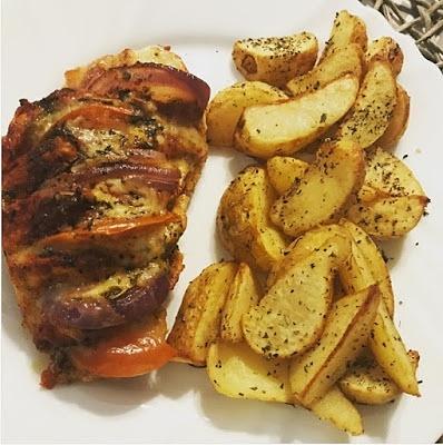 Filet z kurczaka zapiekany z pomidorem, cebulą i mozzarellą