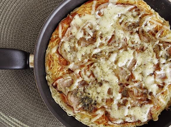 Pizza na makaronowym spodzie