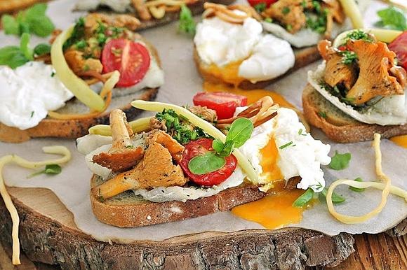 Bruschetta z dorszem i kurkami