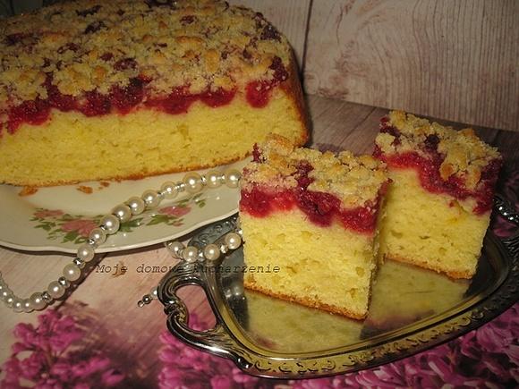 Jogurtowe ciasto z malinami i kruszonką