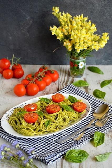 Makaron spaghetti w sosie bazyliowym z pomidorkami koktajlowymi