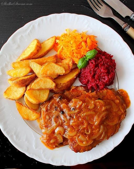 Duszona karkówka z cebulą