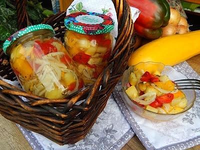 Sałatka z cukinii i papryki z koperkiem