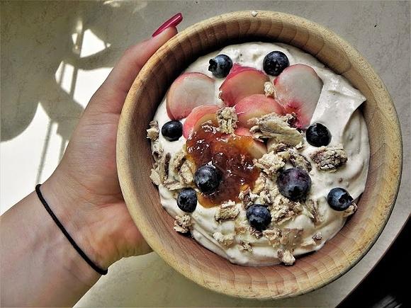 Twarogowe lody z chia, cynamonem i miodem w 5 minut