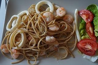 Spaghetti pełnoziarniste z krewetkami i czosnkiem