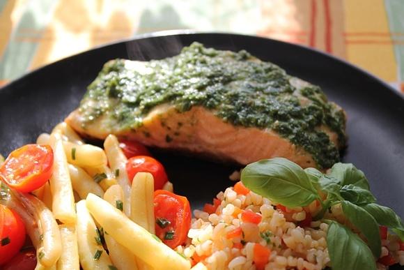 Łosoś w pesto z czosnkiem niedźwiedzim z fasolką i bulgurem