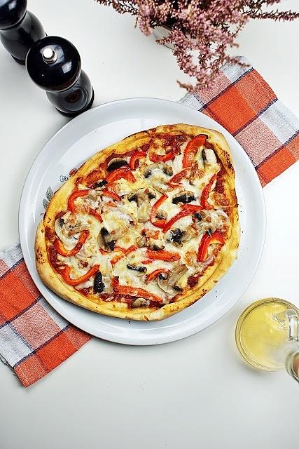 Idealne ciasto na pizzę cienkie z grubymi rantami
