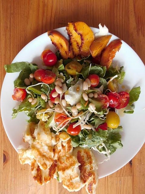Halloumi i brzoskwinie na śniadanie z sałatą i fasolką