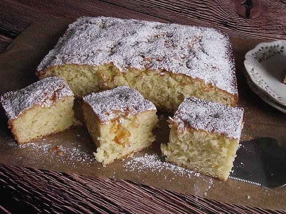 Jogurtowe ciasto z cukrem pudrem i skórką pomarańczy