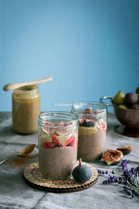 Czekoladowy chia pudding z syropem daktylowo-orzechowym
