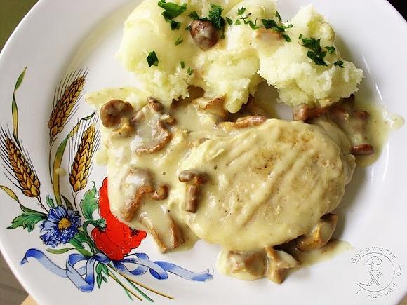 Pierś z kurczaka duszona w sosie śmietanowo-kurkowym