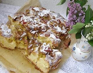 Drożdżówka z cynamonowym rabarbarem i jabłkami