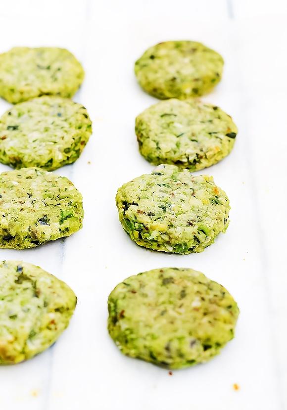 Groszkowe falafel z ciecierzycą z piekarnika