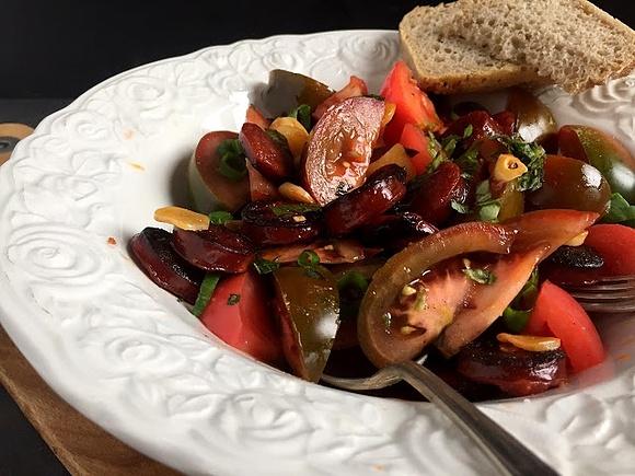 Hiszpańska sałatka z pomidorów i chorizo