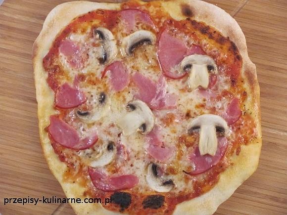 Pizza z szynką i pieczarkami