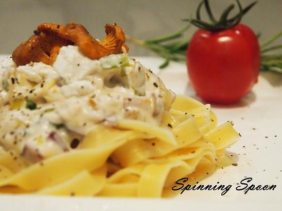 Tagliatelle z kurkami w rozmarynowym sosie na bazie koziego sera