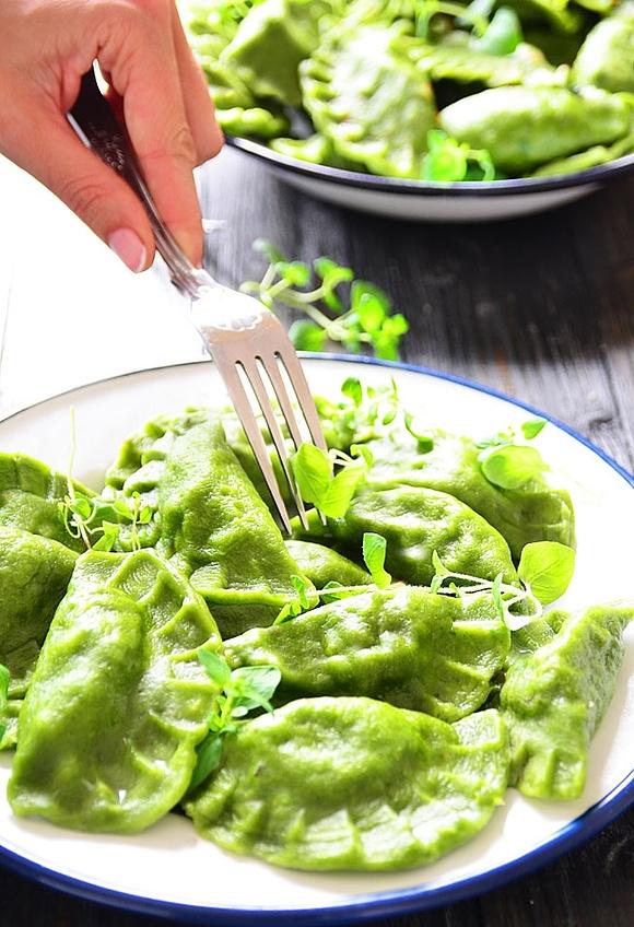 Super zielone pierogi ze szpinakiem i pieczarkami