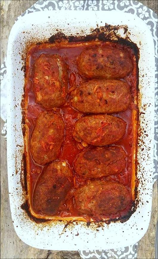 Roladki z mięsa mielonego nadziane boczkiem i papryką w sosie pomidorowym