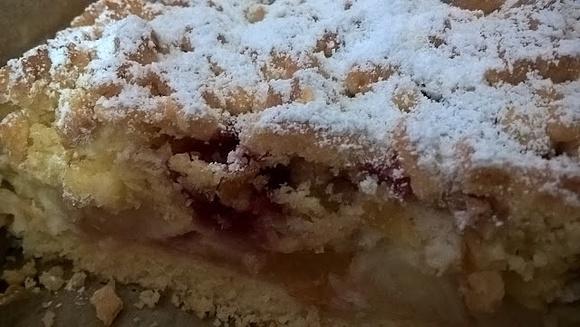 Szarlotka kolorowa z brzoskwiniami i malinami