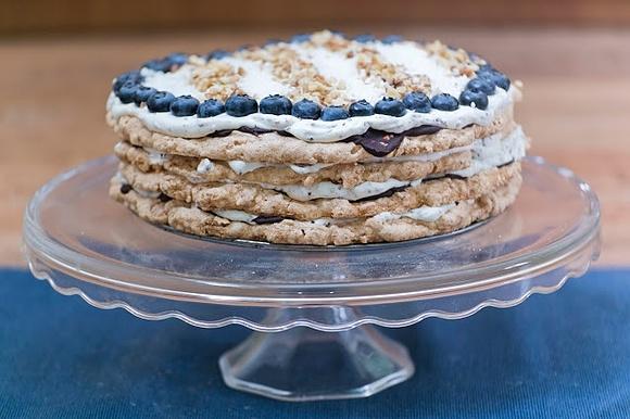 Bezglutenowy tort bezowy z kokosem i czekoladą