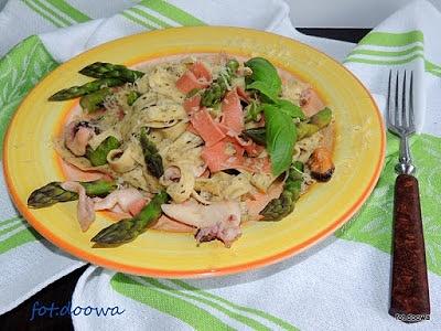 Tagliatelle z owocami morza i szparagami