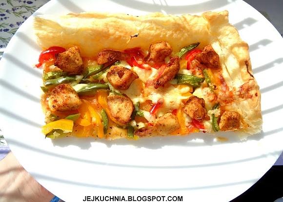 Pizza z kurczakiem i papryką na cieście francuskim