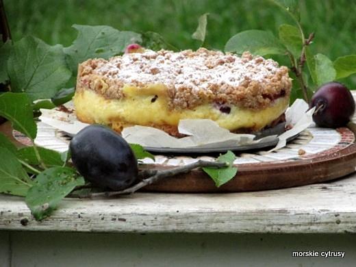 Śliwkowe ciasto z kremem patissierie i kokosowo-cynamonową kruszonką