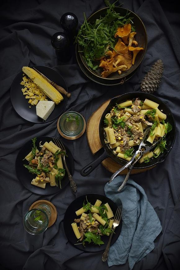 Rigatoni z kurkami w śmietankowym sosie z rukolą i parmezanem