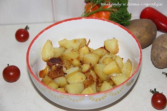 Patatas bravas - hiszpańska przystawka z pikantnym socem