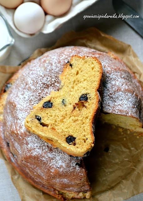 Cynamonowa drożdżowa babka z suszonymi wiśniami