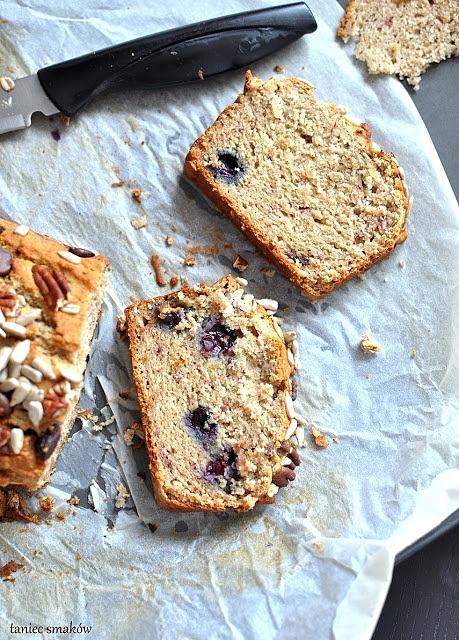 Chlebek bananowy z borówkami i olejem kokosowym