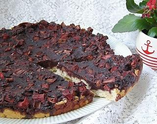 Tarta z budyniem czekoladowym i owocami