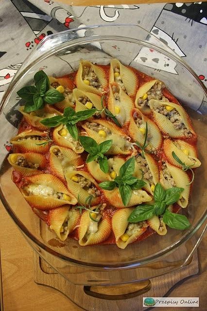Makaronowe muszle faszerowane mięsem mielonym