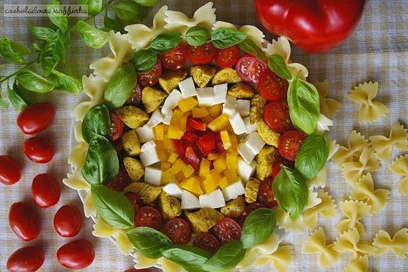 Sałatka makaronowa z kurczakiem i mozzarellą