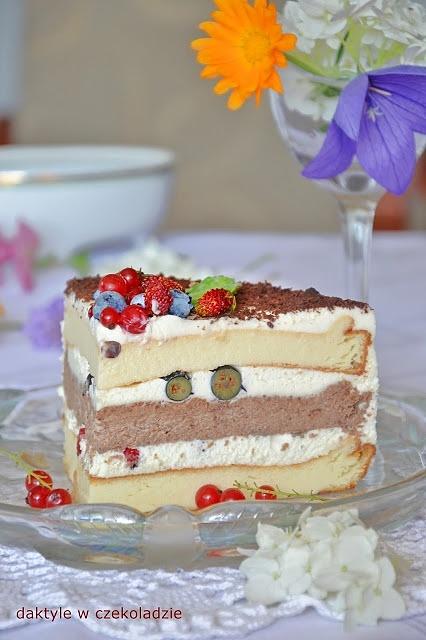 Tort sernikowy z czekoladą i owocami