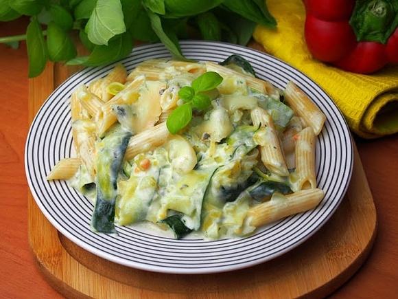 Makaron z cukinią i sosem gorgonzola