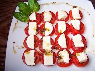Sałatka caprese z czosnkiem oliwą i octem balsamicznym