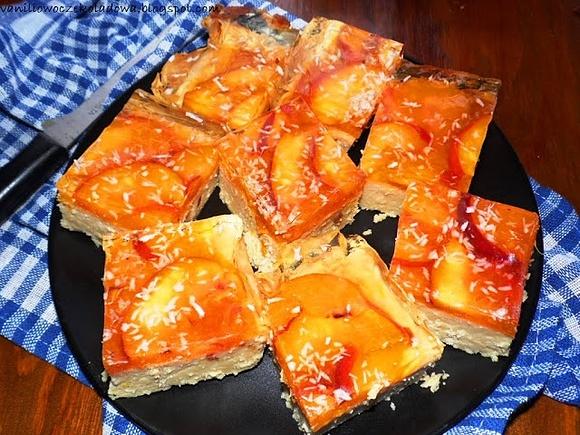 Sernik kokosowy z nektarynką i galaretką kryształową