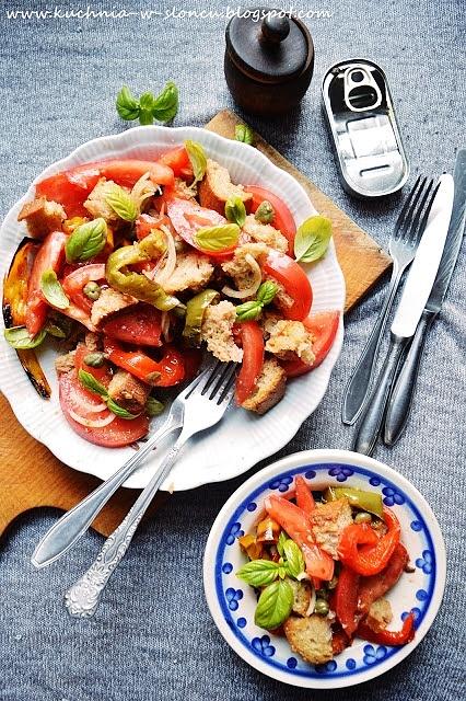 Panzanella, włoska sałatka pomidorowa z ziołami i kaparami