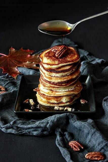 Puszyste pancakes z syropem klonowym i pekanami