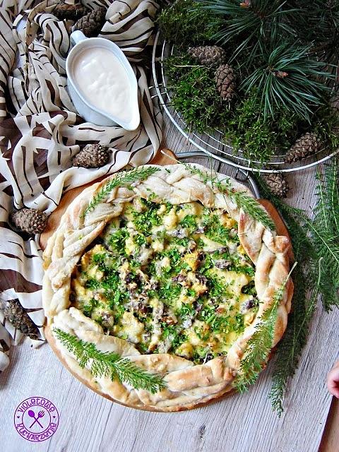 Drożdżowa tarta z leśnymi grzybami i jajkiem