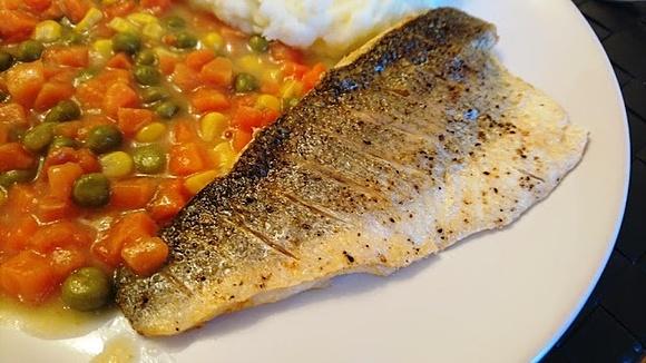 Chrupiący sea bass z patelni
