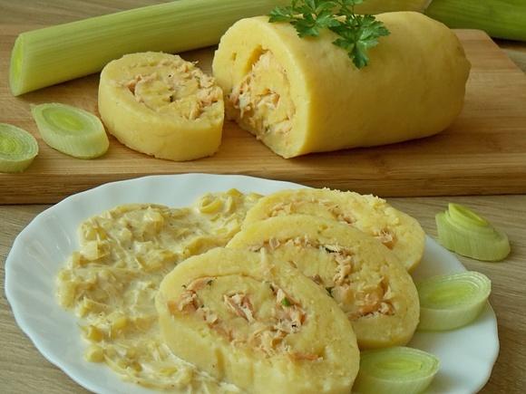Ziemniaczana rolada z rybą i sosem porowym