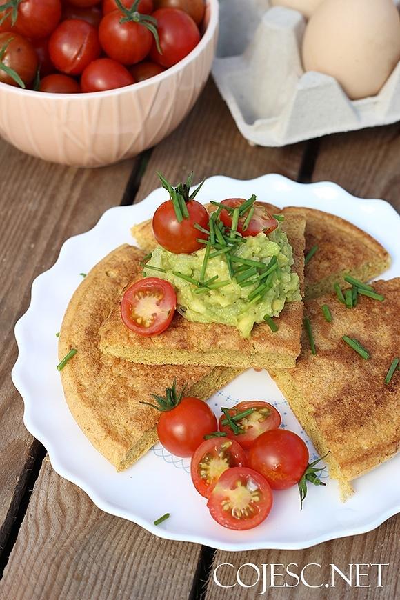 Puszysty omlet z pastą z awokado