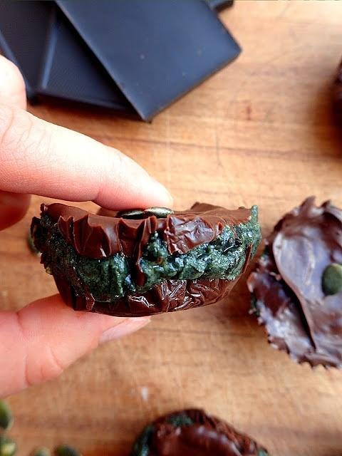 Czekoladowe babeczki z masłem orzechowym i spiruliną