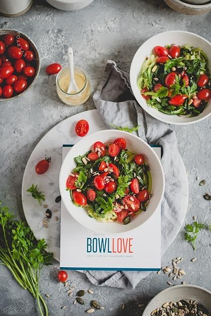 Miski z cukinią pomidorami i szpinakiem bowl love