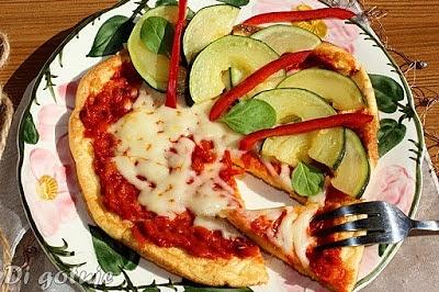 Puszysty omlet biszkoptowy z ajvarem cukinią i serem