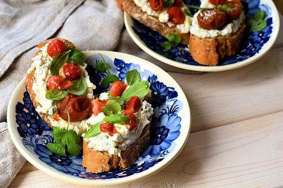 Kanapki z ricottą i pieczonymi pomidorkami koktajlowymi